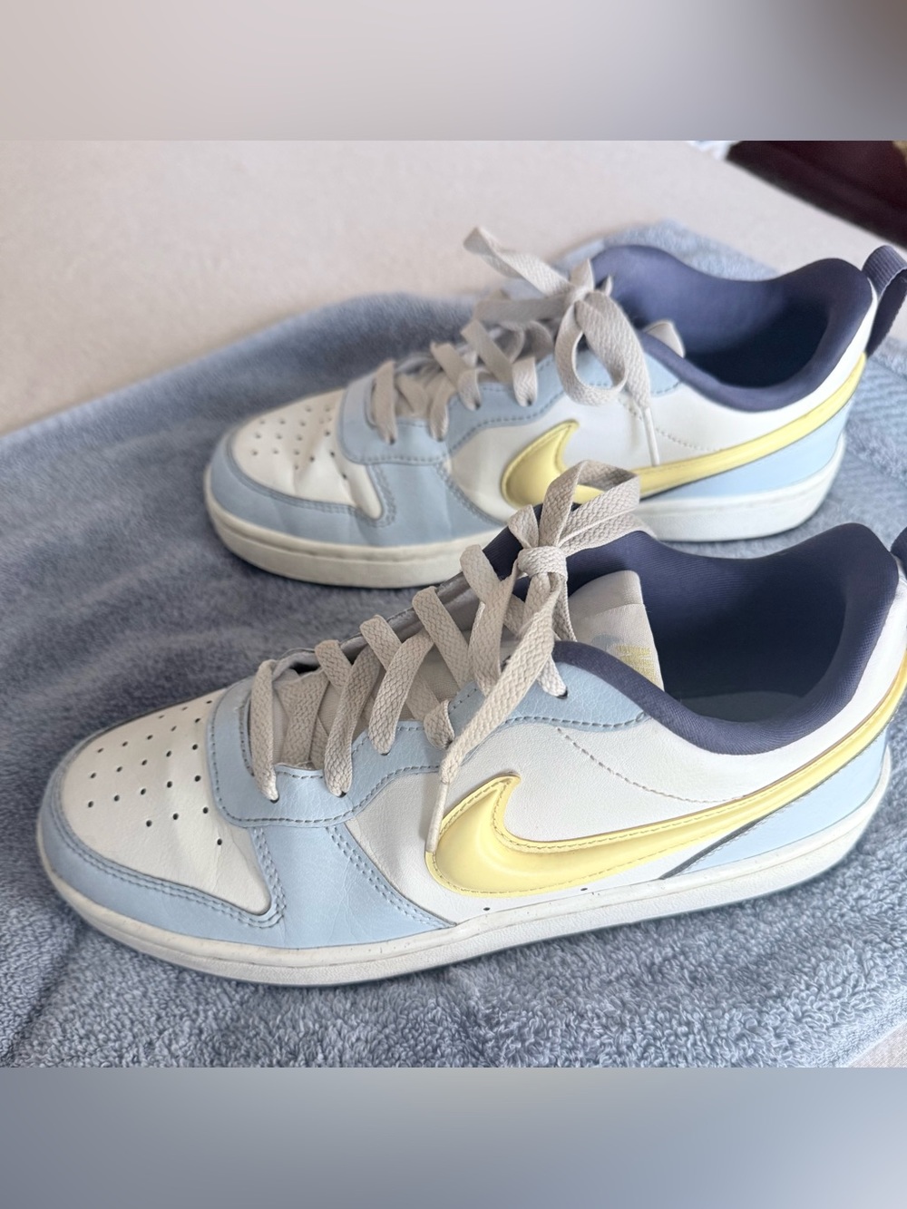 Nike Kids Low-Top Sneakers in Light Blue, White & Pale Yellow